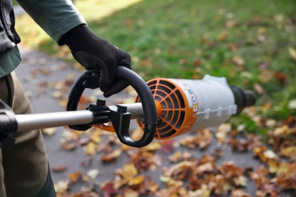 Акумуляторний комбідвигун STIHL KMA 120 R (FA080116820) Акумуляторний комбідвигун STIHL KMA 120 R (FA080116820)