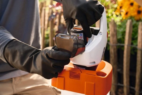 Аккумуляторный нагнетательный насос STIHL PKA 30 (SA090119104)